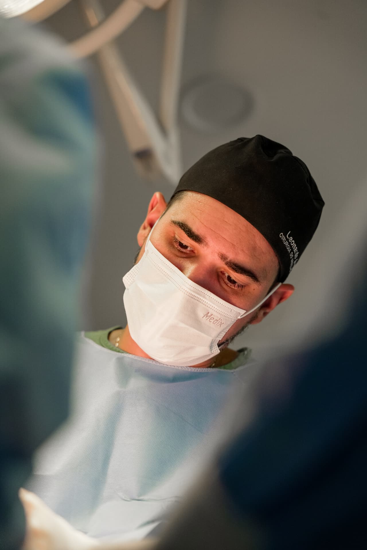 Dr. Leonardo de Moura durante uma cirurgia