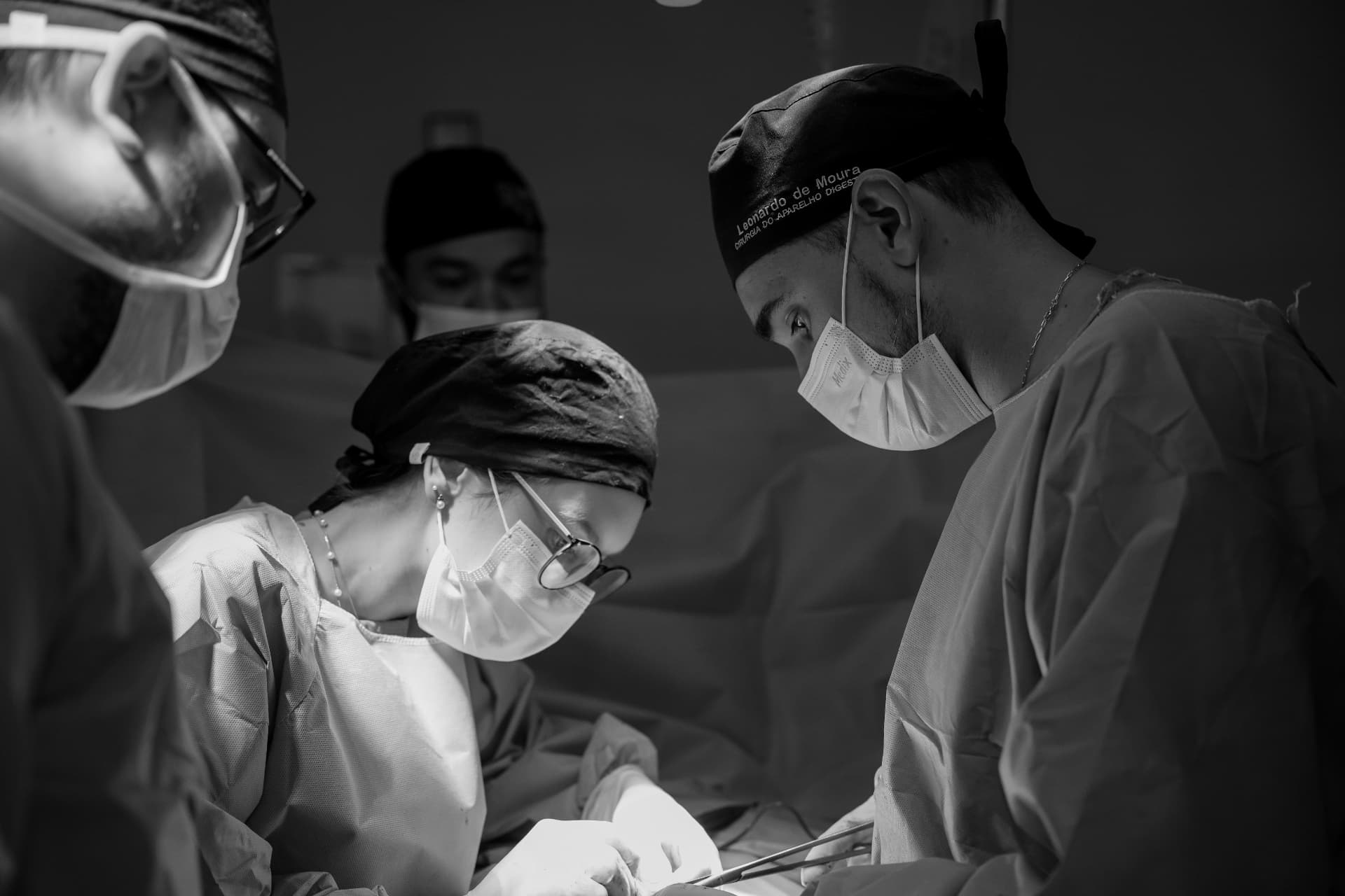 Dr. Leonardo de Moura com a equipe durante uma cirurgia