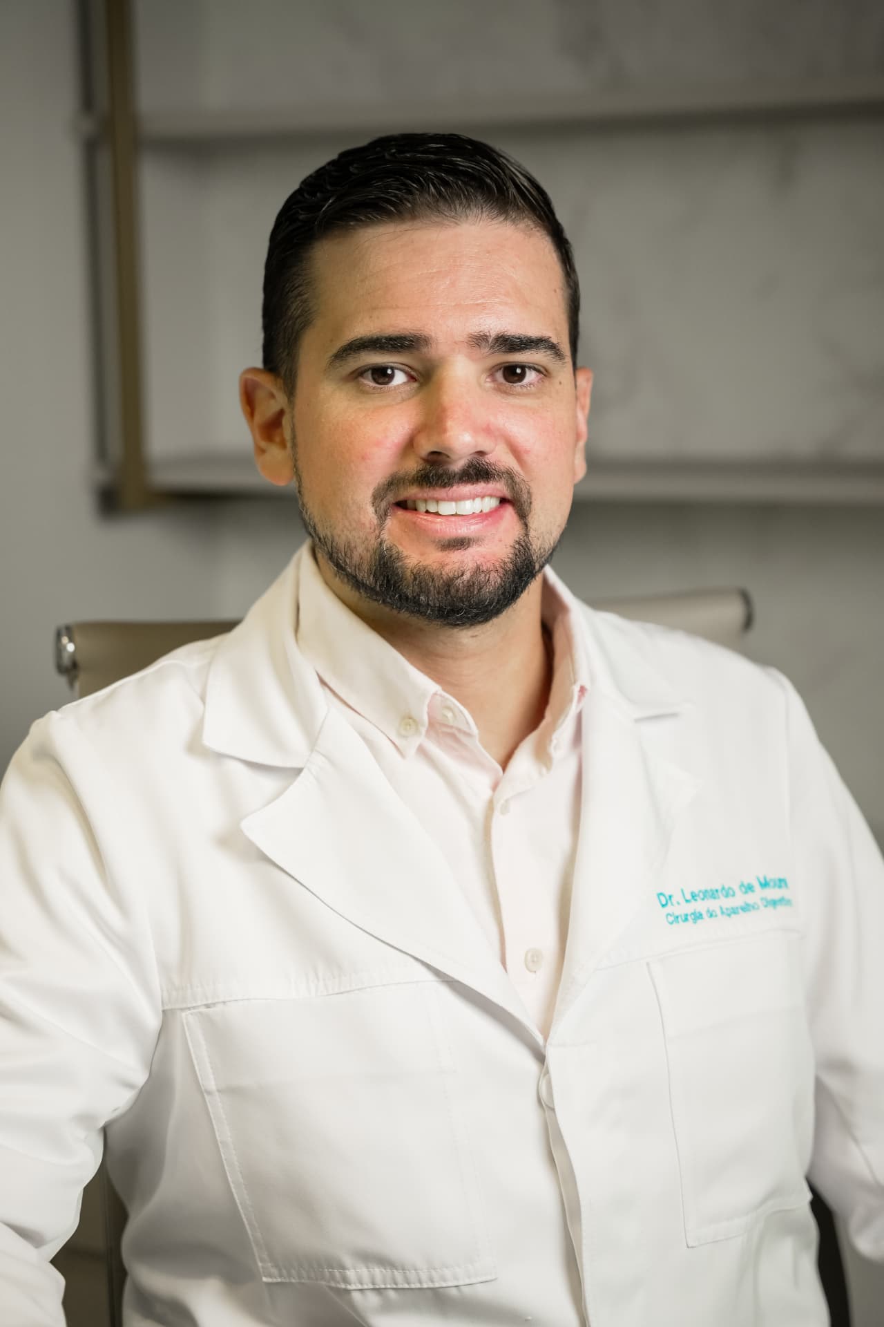 Dr. Leonardo de Moura sorrindo, de jaleco branco